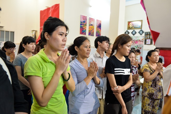 Em gai khoc nuc no trong dam tang MC Quang Minh-Hinh-8